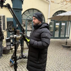 Regie für Der Sagenjäger - Max Müller auf Spurensuche in Klagenfurt 2024 im Auftrag von Alpha Vision Filmproduktion